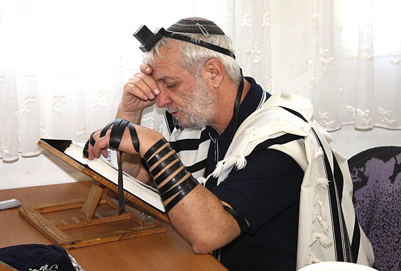 В Хабадской синагоге. Михаил Нудлер на утреней молитве.